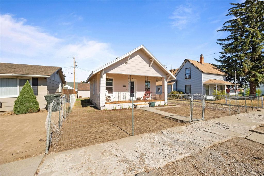 Photo of 207 E 8th Ave, Ritzville, WA 99169 (MLS # 286896)