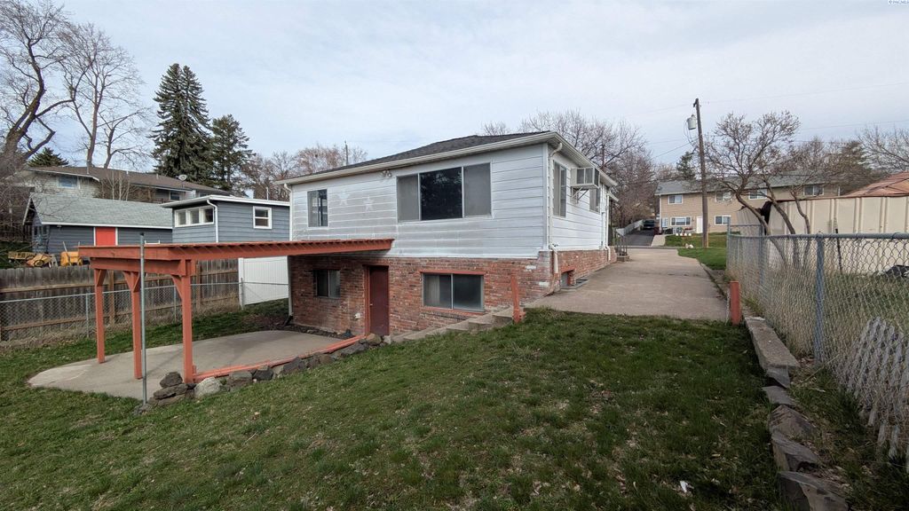 Photo of 321 NW Cleveland St, Pullman, WA 99163 (MLS # 291748)