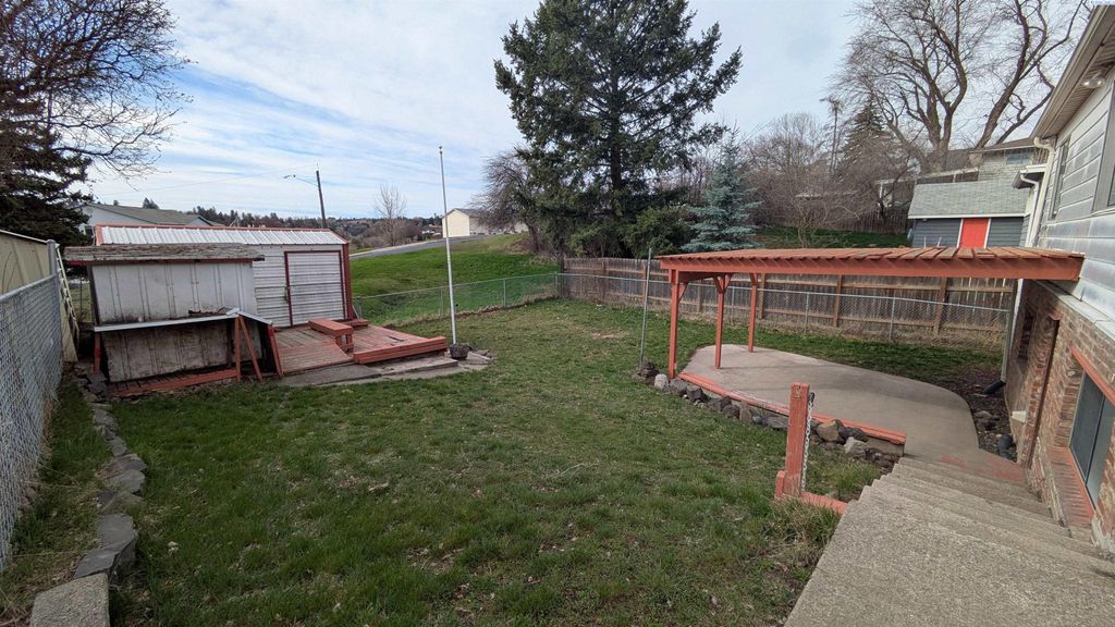 Photo of 321 NW Cleveland St, Pullman, WA 99163 (MLS # 291748)