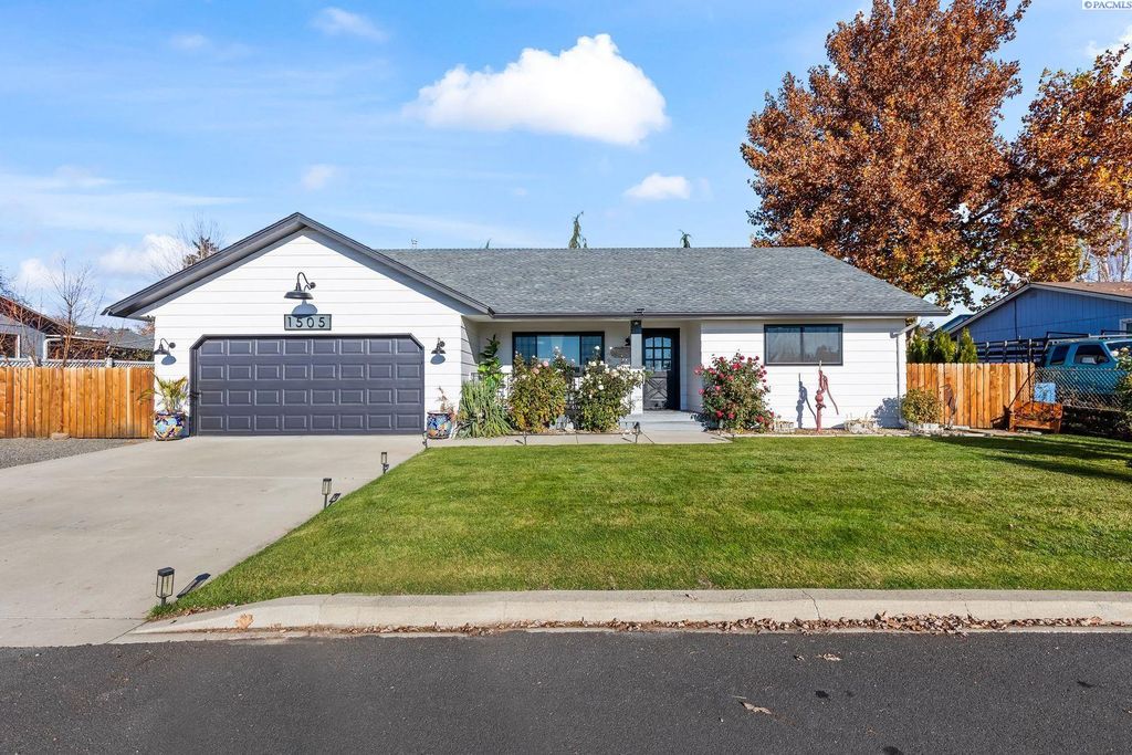 Photo of 1505 Walnut St, Zillah, WA 98953 (MLS # 289003)