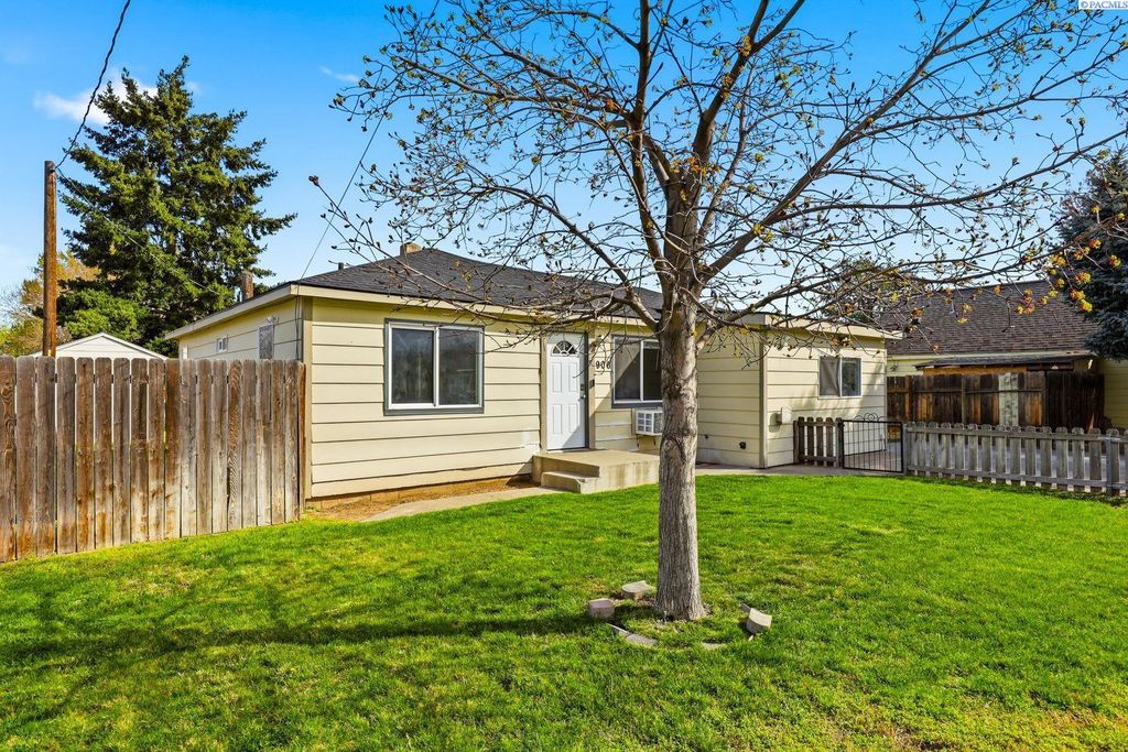 Photo of 906 W Entiat Avenue, Kennewick, WA 99336 (MLS # 291696)