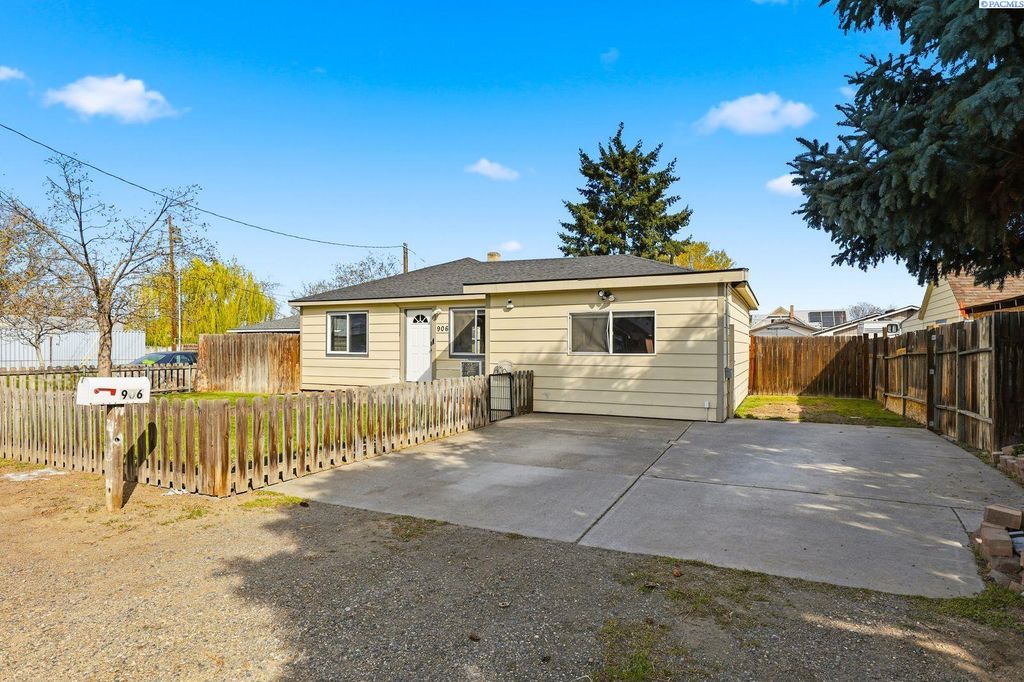 Photo of 906 W Entiat Avenue, Kennewick, WA 99336 (MLS # 291696)