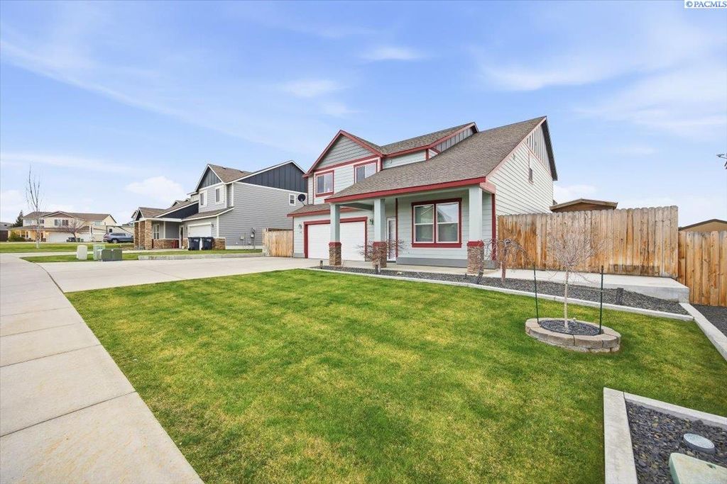 Photo of 647 Pikes Peak Dr, West Richland, WA 99353 (MLS # 289696)