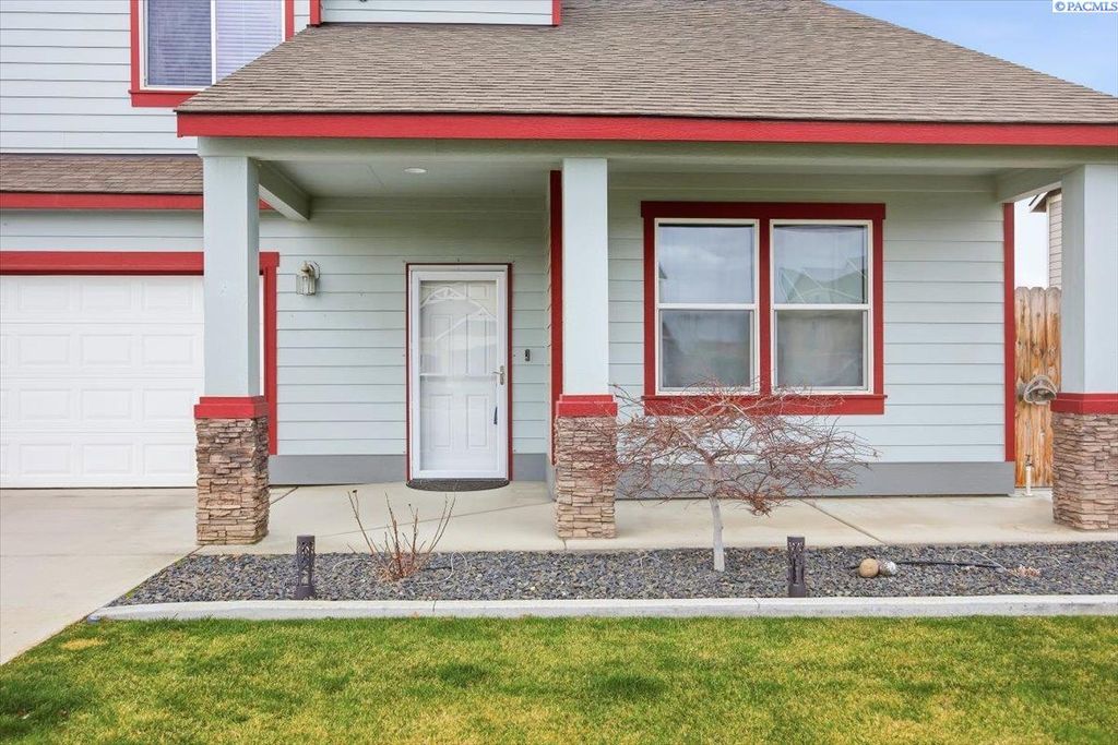 Photo of 647 Pikes Peak Dr, West Richland, WA 99353 (MLS # 289696)