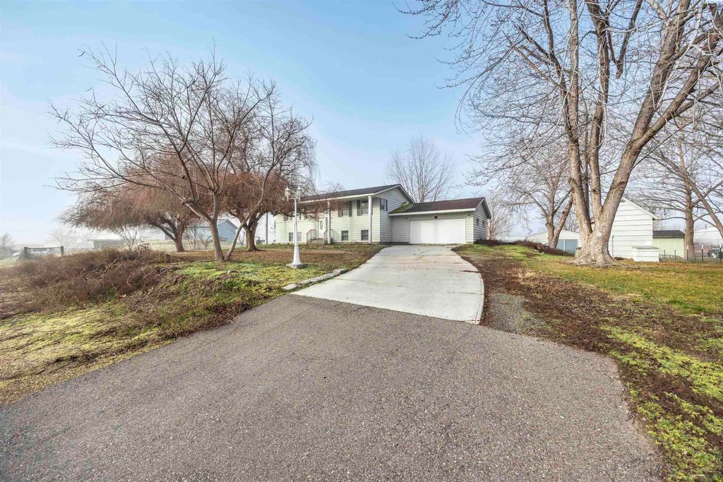 Photo of 5832 Curlew Lane, Pasco, WA 99301 (MLS # 290477)