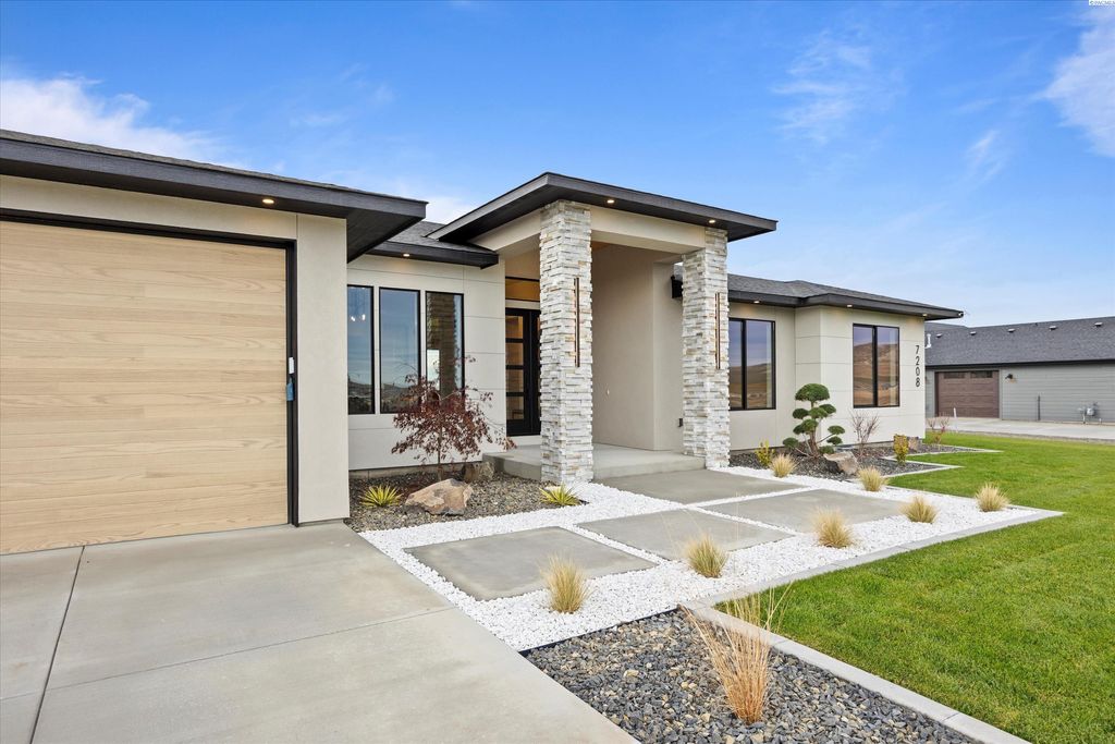 Photo of 7208 Ambrosia Street, Kennewick, WA 99338 (MLS # 290230)