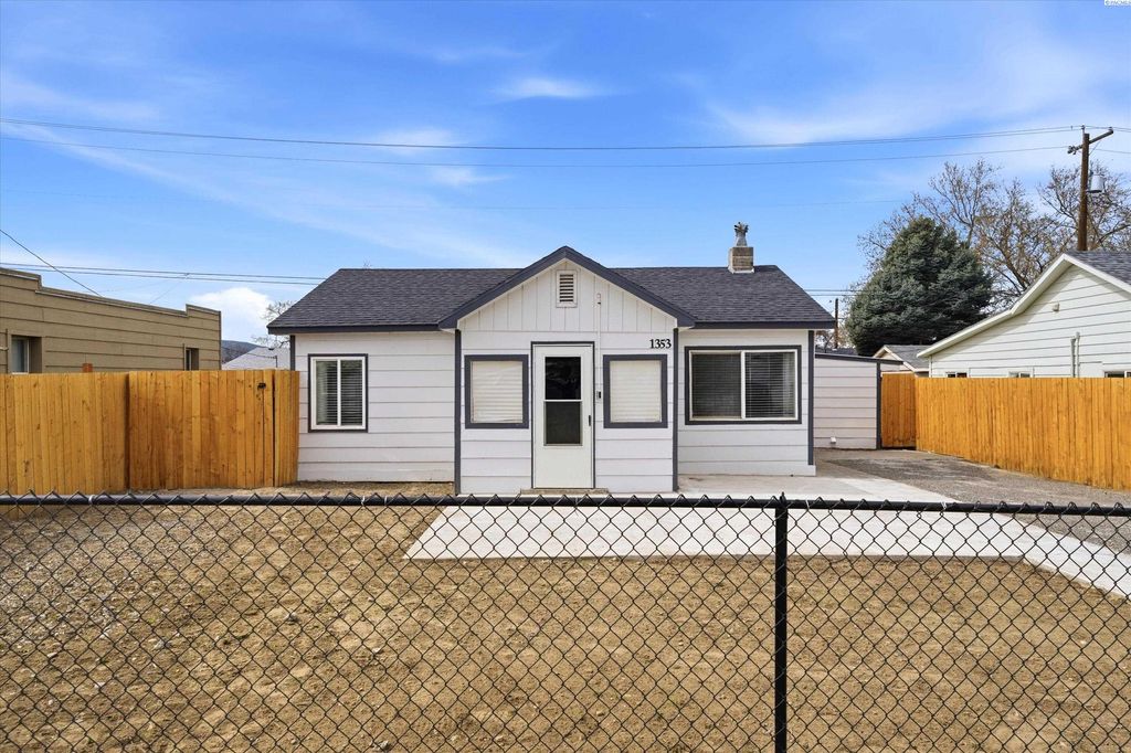 Photo of 1353 Carolina Ave, Richland, WA 99352 (MLS # 291047)