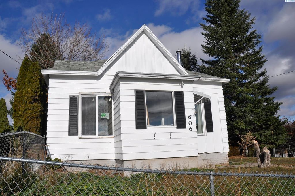 Photo of 606 W Steptoe Ave, Oakesdale, WA 99252 (MLS # 288921)