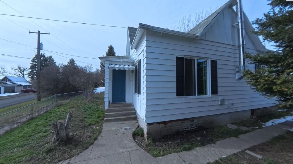 Photo of 606 W Steptoe Ave, Oakesdale, WA 99252 (MLS # 288921)