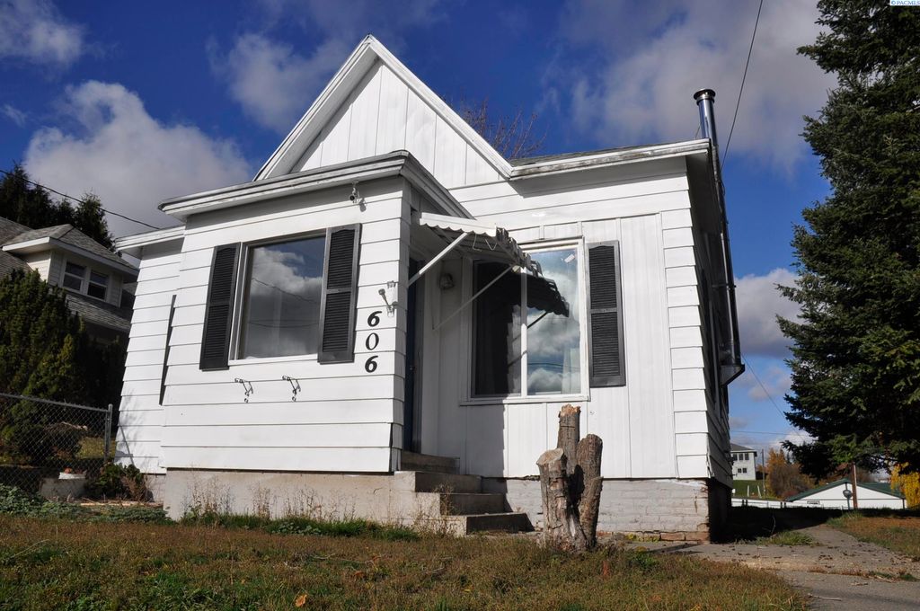 Photo of 606 W Steptoe Ave, Oakesdale, WA 99252 (MLS # 288921)