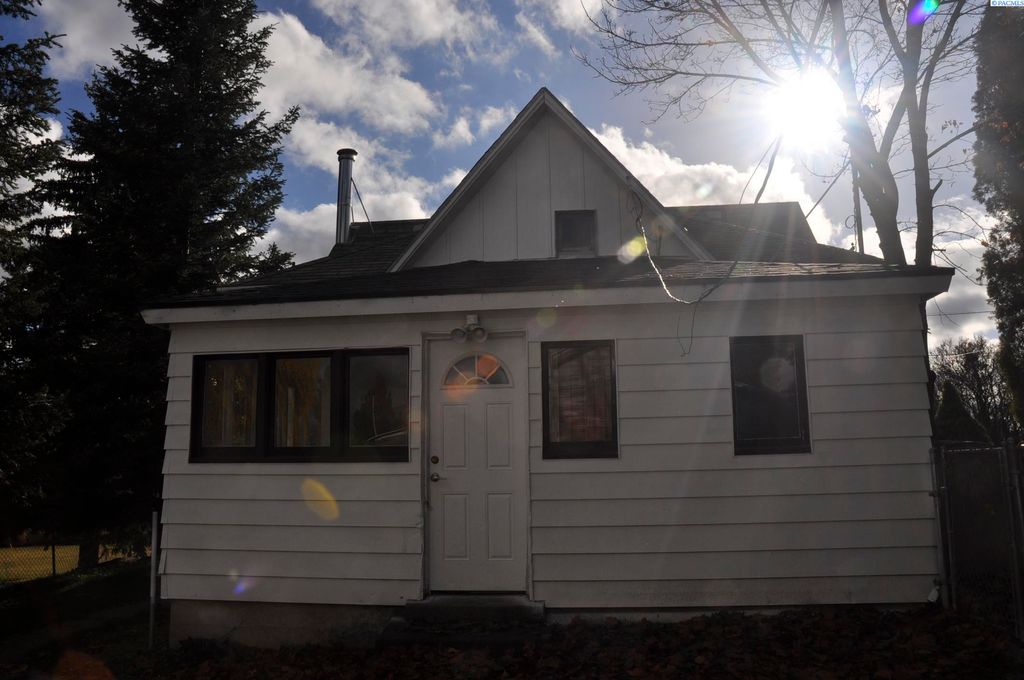 Photo of 606 W Steptoe Ave, Oakesdale, WA 99252 (MLS # 288921)