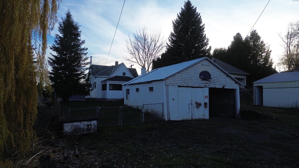 Photo of 606 W Steptoe Ave, Oakesdale, WA 99252 (MLS # 288921)