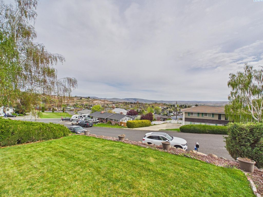 Photo of 106 N 12th St, Selah, WA 98942 (MLS # 292254)