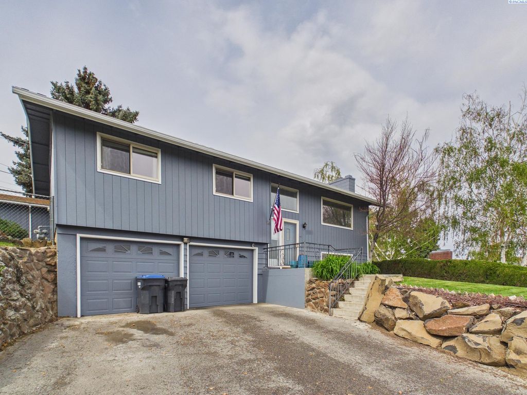 Photo of 106 N 12th St, Selah, WA 98942 (MLS # 292254)