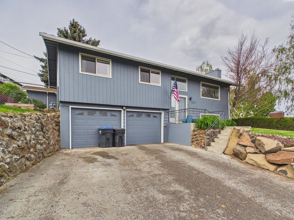 Photo of 106 N 12th St, Selah, WA 98942 (MLS # 292254)