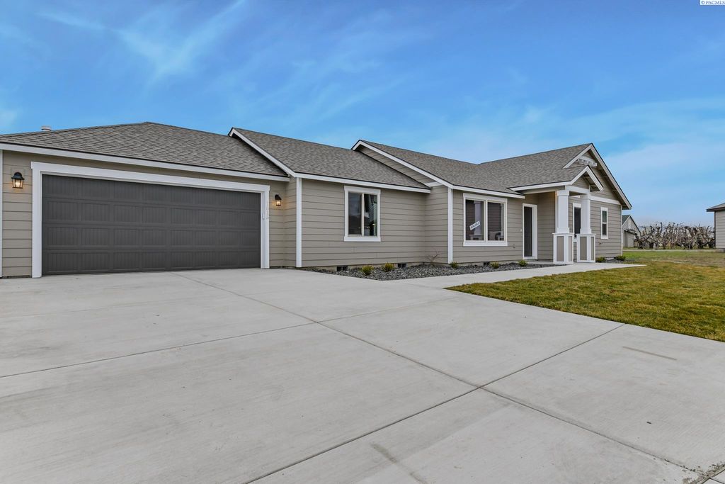 Photo of 1615 Castlewood Ct, Grandview, WA 98930 (MLS # 290170)
