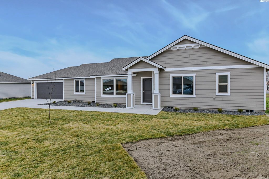 Photo of 1615 Castlewood Ct, Grandview, WA 98930 (MLS # 290170)