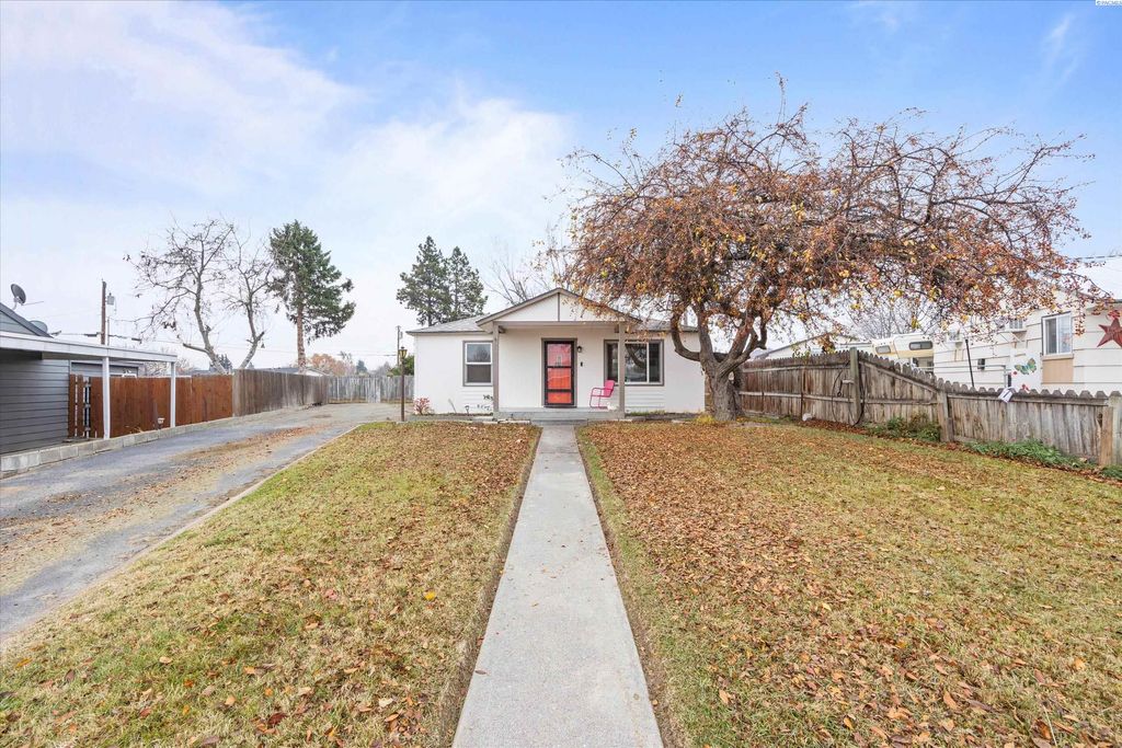 Photo of 2213 W 6th Ave, Kennewick, WA 99336 (MLS # 289055)