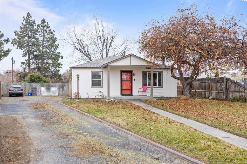 Photo of 2213 W 6th Ave, Kennewick, WA 99336 (MLS # 289055)