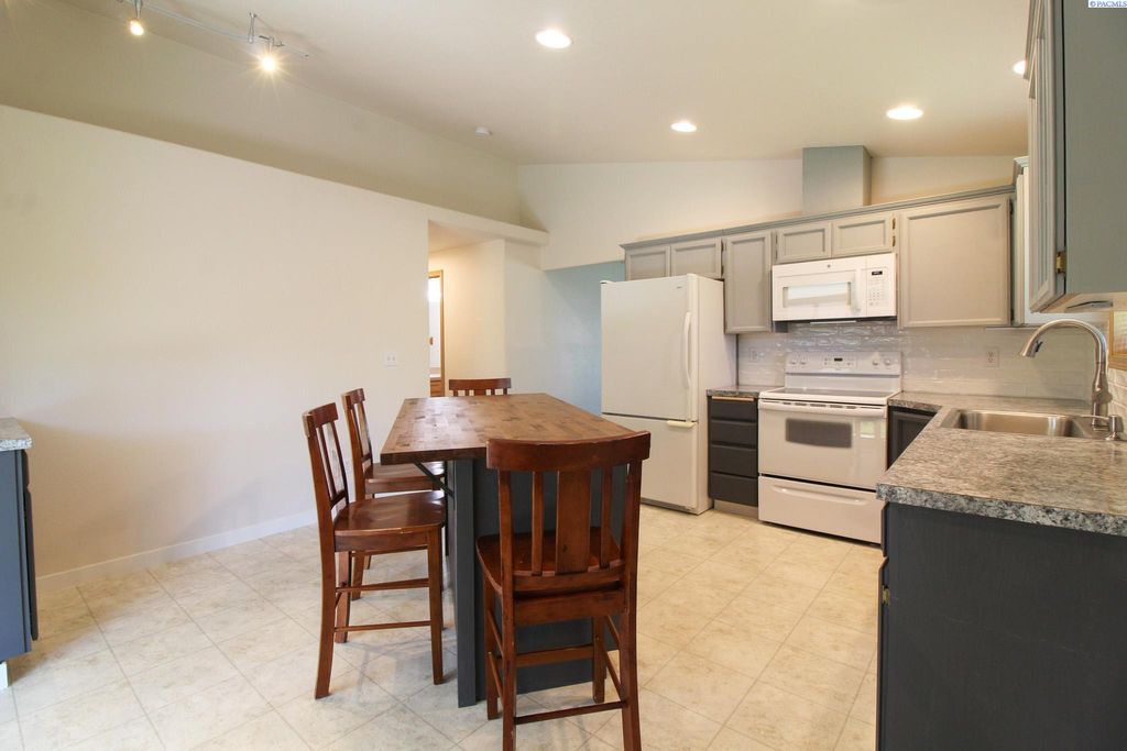 Photo of 7712 Thetis Drive, Pasco, WA 99301 (MLS # 290380)