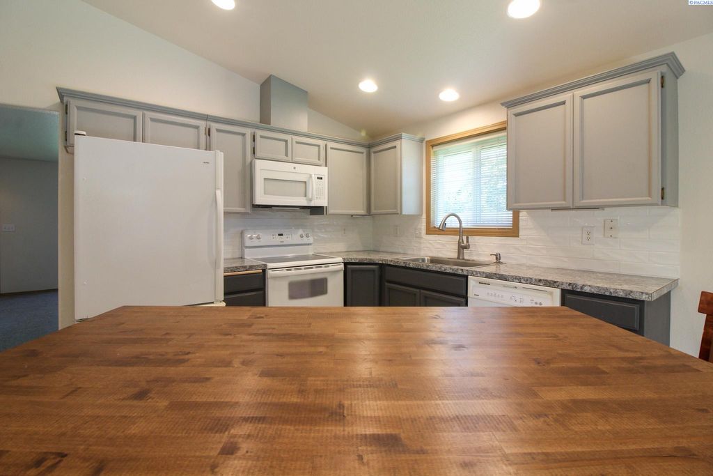 Photo of 7712 Thetis Drive, Pasco, WA 99301 (MLS # 290380)