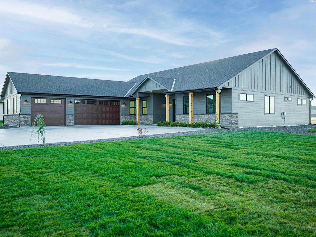 Photo of 7204 Ambrosia Street, Kennewick, WA 99338 (MLS # 289256)