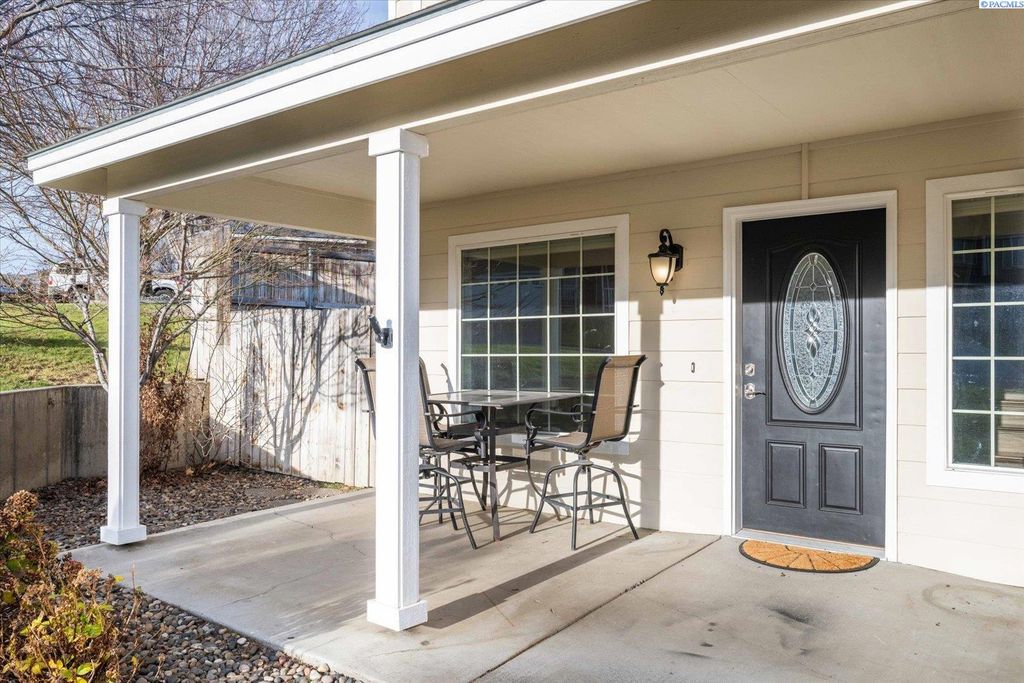 Photo of 2510 W 35th Avenue, Kennewick, WA 99352 (MLS # 289425)