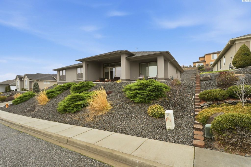 Photo of 1359 White Bluffs Street, Richland, WA 99352 (MLS # 290310)
