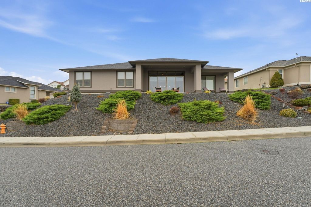 Photo of 1359 White Bluffs Street, Richland, WA 99352 (MLS # 290310)