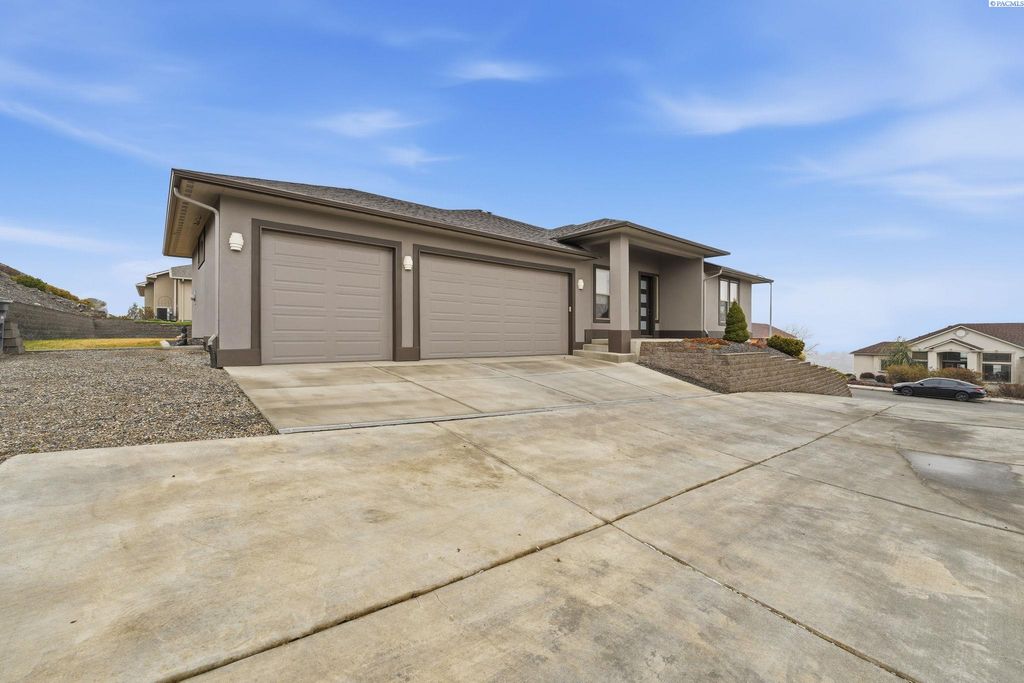Photo of 1359 White Bluffs Street, Richland, WA 99352 (MLS # 290310)