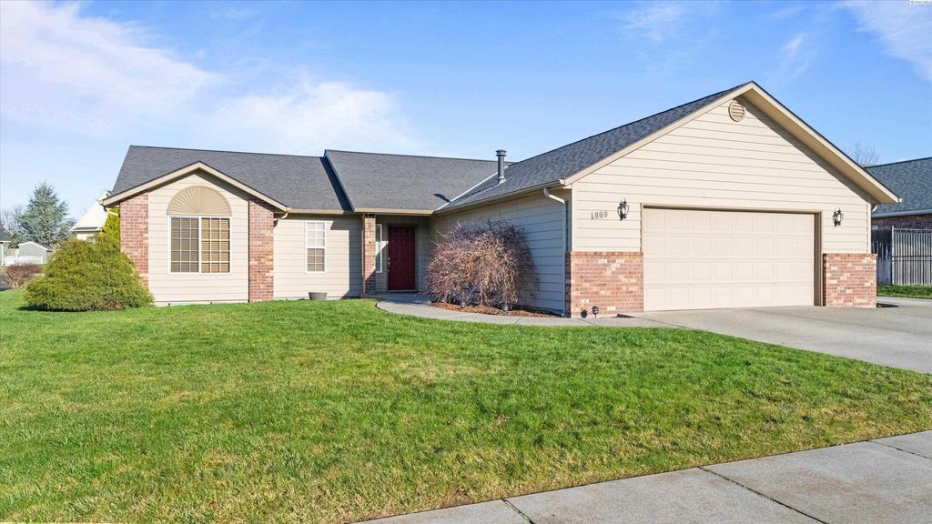 Photo of 1869 SE Larch Ave, College Place, WA 99324 (MLS # 289501)