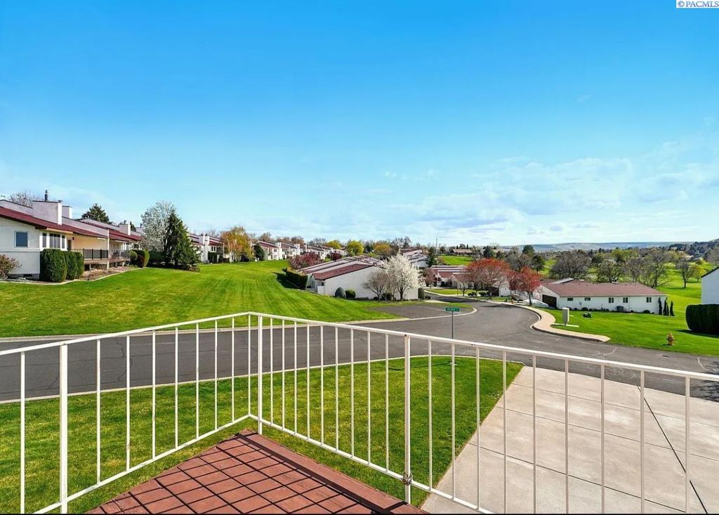 Photo of 435 Nicklaus Ct, Richland, WA 99352 (MLS # 289828)