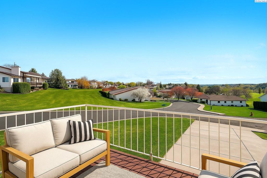 Photo of 435 Nicklaus Ct, Richland, WA 99352 (MLS # 289828)