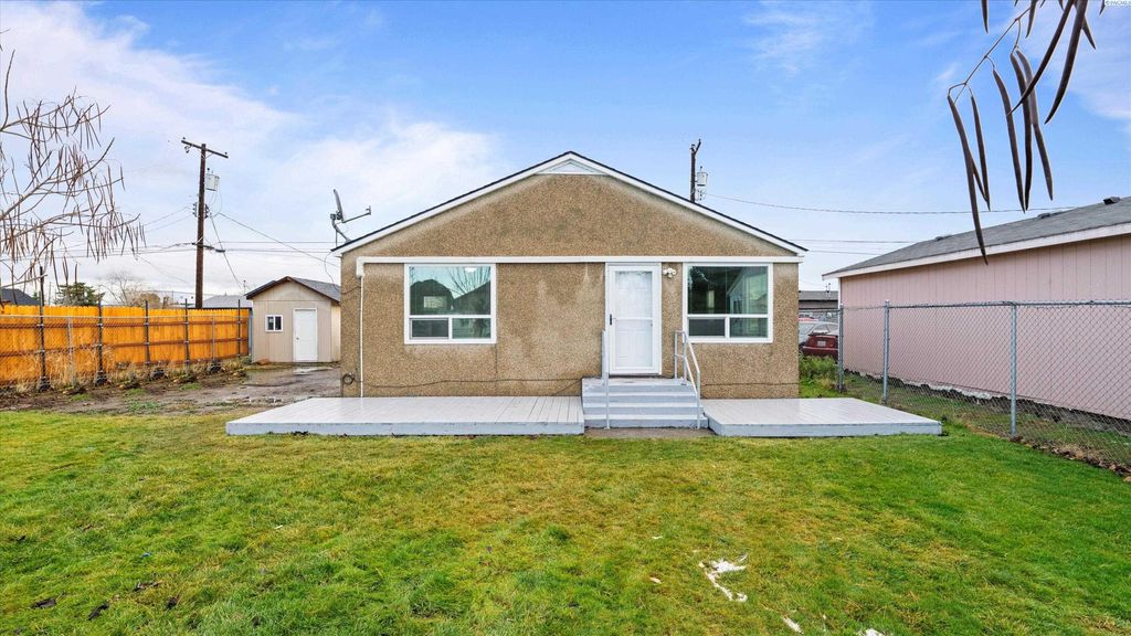 Photo of 909 S 9th Ave, Pasco, WA 99301 (MLS # 289540)
