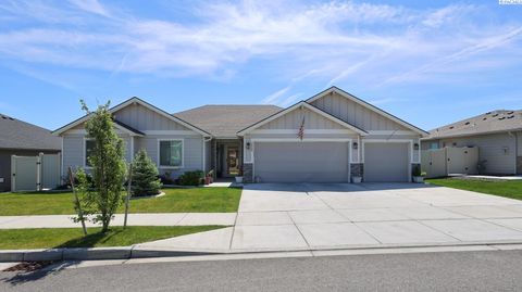 Photo of 5539 W 32nd Avenue, Kennewick, WA 99338 (MLS # 292821)