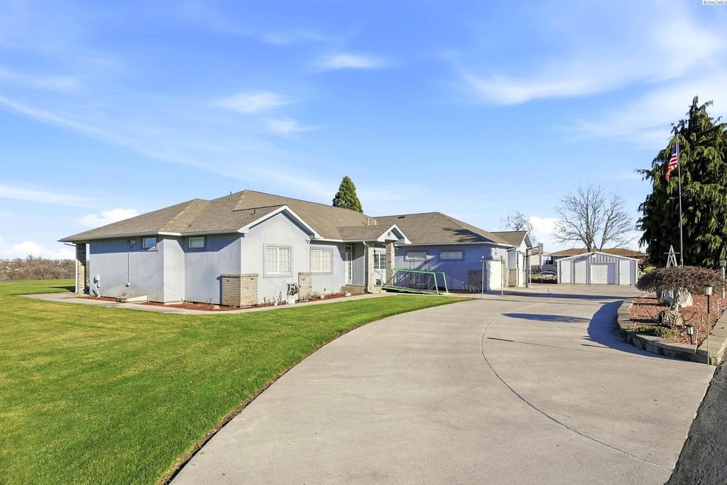 Photo of 5016 W Yellowstone Ave, Kennewick, WA 99336 (MLS # 292989)