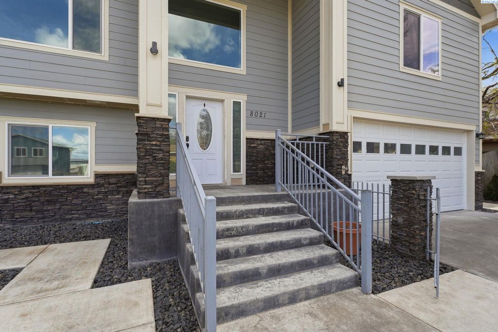 Photo of 8021 W Hood Ave, Kennewick, WA 99336 (MLS # 292277)