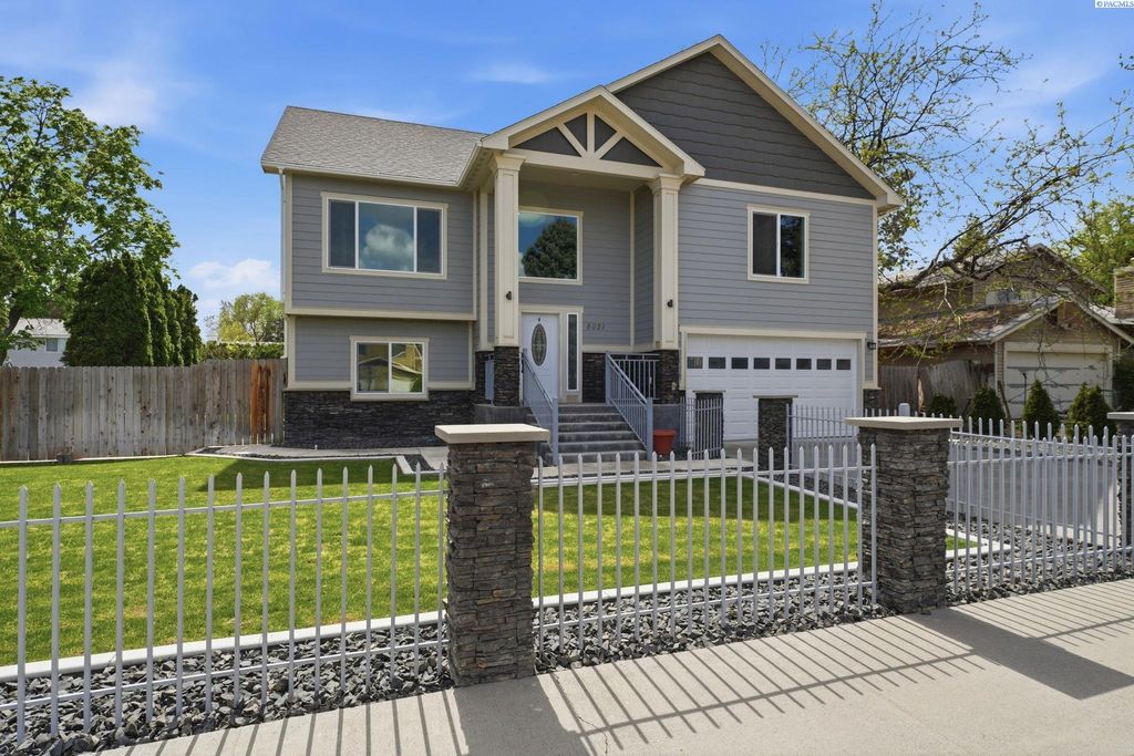 Photo of 8021 W Hood Ave, Kennewick, WA 99336 (MLS # 292277)