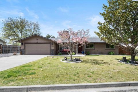 Photo of 3618 S Benton Place, Kennewick, WA 99337 (MLS # 292457)
