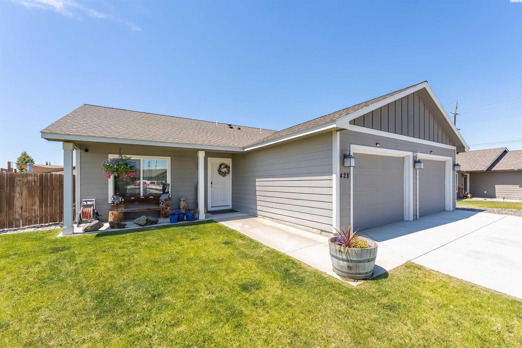 Photo of 428 Fortaleza Ln, Pasco, WA 99301 (MLS # 290889)