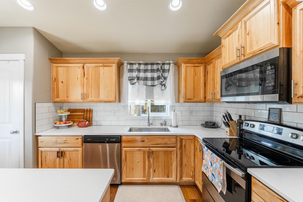 Photo of 428 Fortaleza Ln, Pasco, WA 99301 (MLS # 290889)