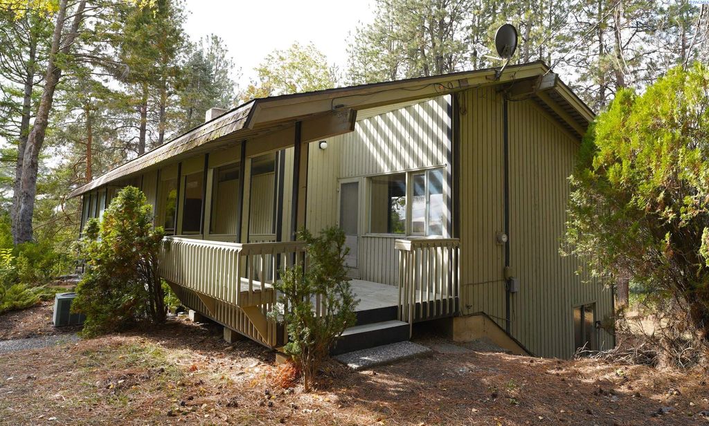 Photo of 1655 SW View Dr, Pullman, WA 99163 (MLS # 288208)