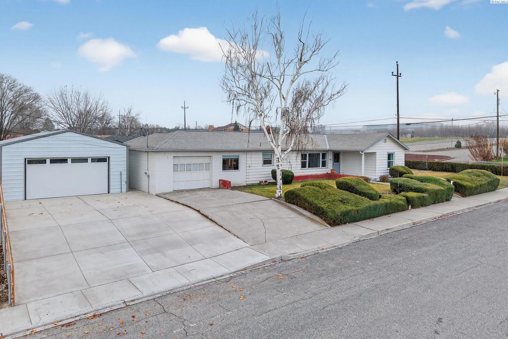 Photo of 720 Brock Ct, Prosser, WA 99350 (MLS # 289263)