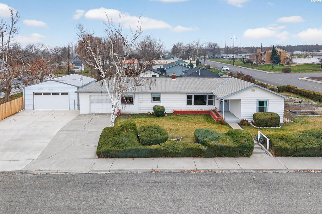Photo of 720 Brock Ct, Prosser, WA 99350 (MLS # 289263)