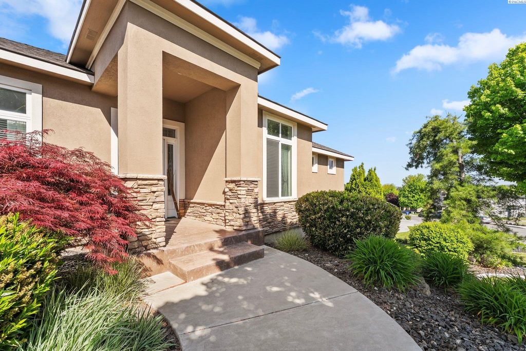 Photo of 1430 Purple Sage St, Richland, WA 99352 (MLS # 290584)