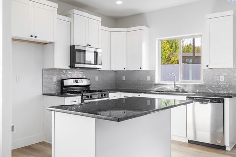 Photo of 1118 S Underwood Pl, Kennewick, WA 99337 (MLS # 289868)