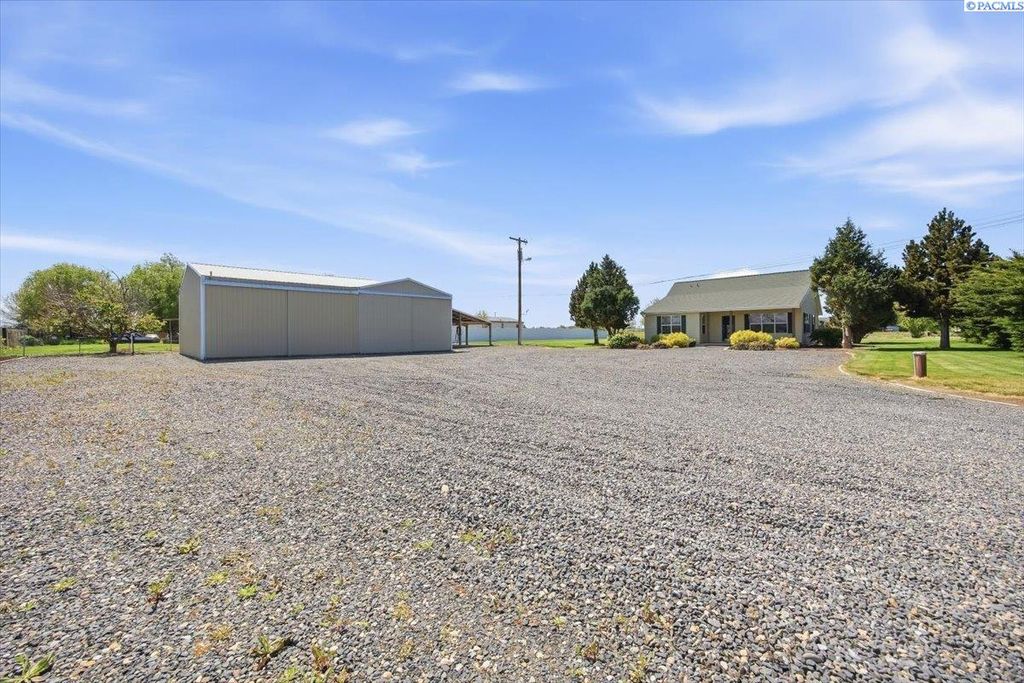 Photo of 72405 E 3rd Ave, Plymouth, WA 99346 (MLS # 292502)