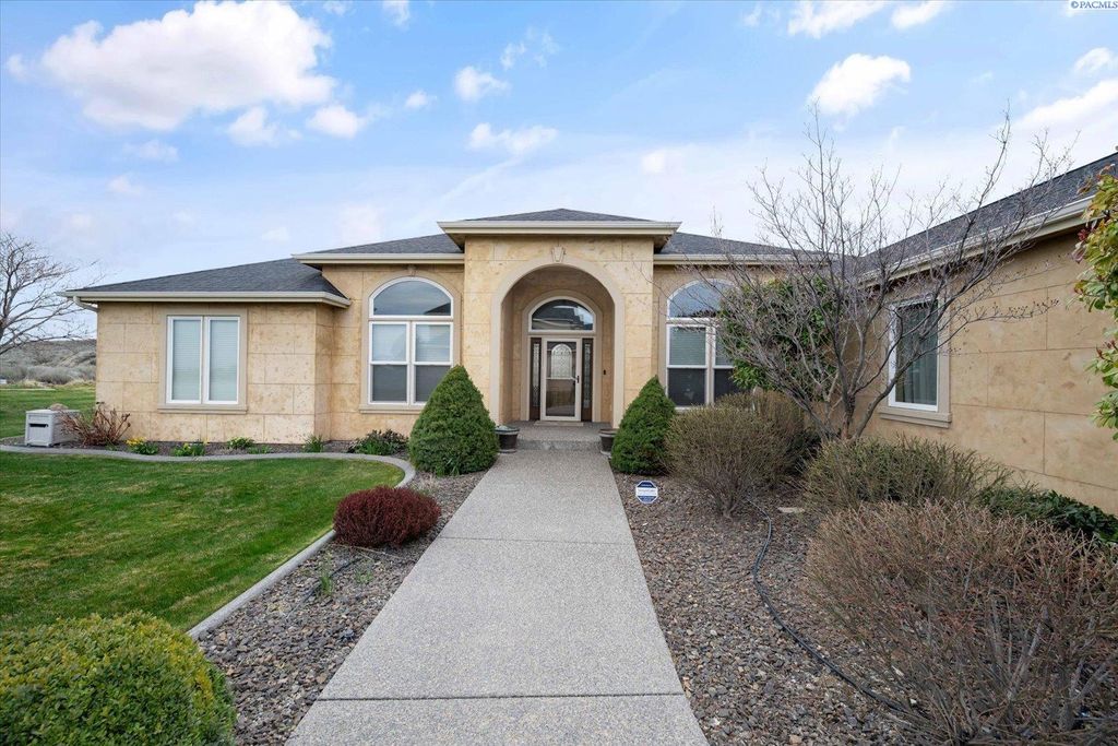 Photo of 420 Sundance Drive, Richland, WA 99352 (MLS # 291449)