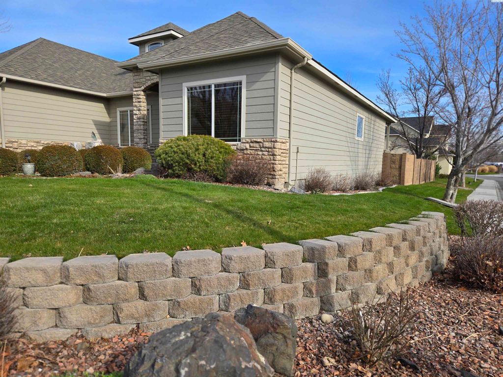 Photo of 1115 S Harrison St, Kennewick, WA 99338 (MLS # 291213)