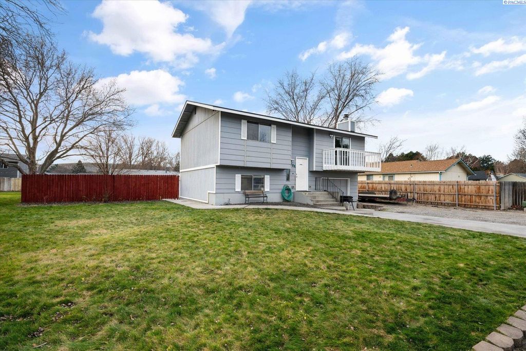 Photo of 709 W 43rd Ave, Kennewick, WA 99337 (MLS # 289817)